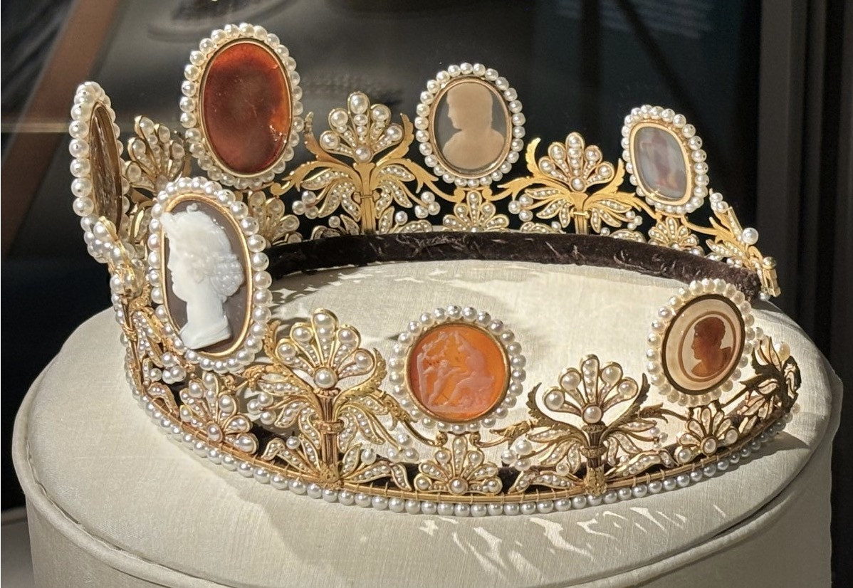 Vương miện. Ảnh: thecourtjeweller