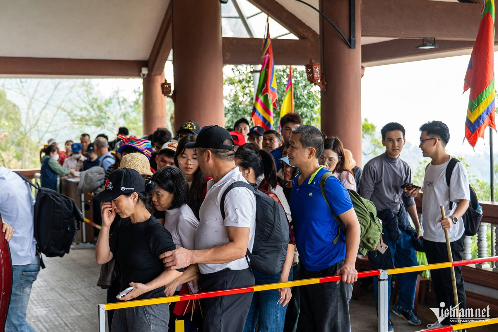 Du khách xếp hàng chờ cáp treo