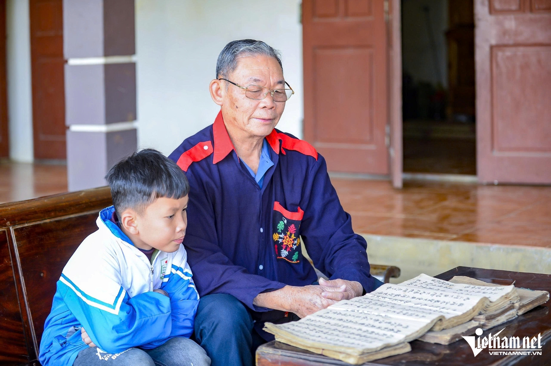 W-a1Người nặng lòng giữ chữ Nôm.jpg