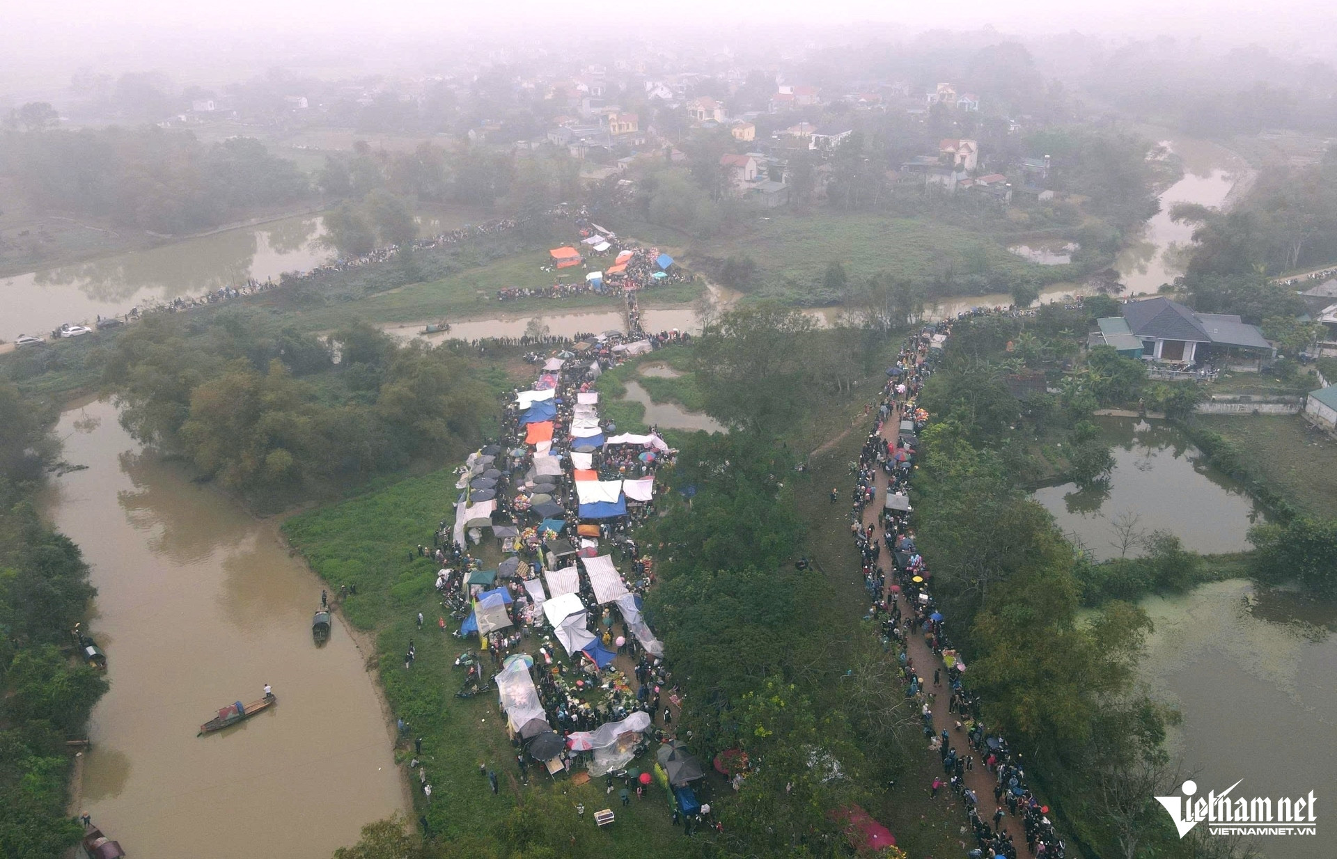 W-a1Phiên chợ ném cà chua.jpg