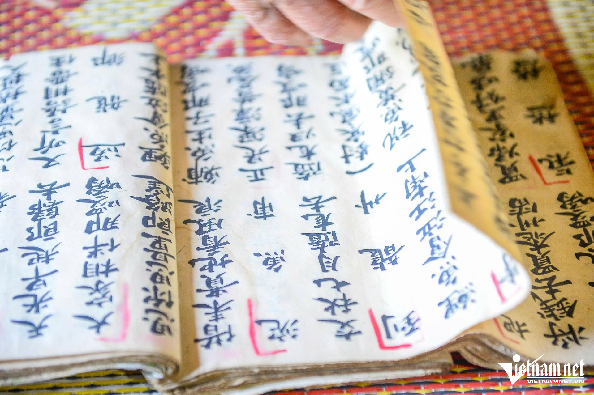 W-a2Người nặng lòng giữ chữ Nôm.jpg