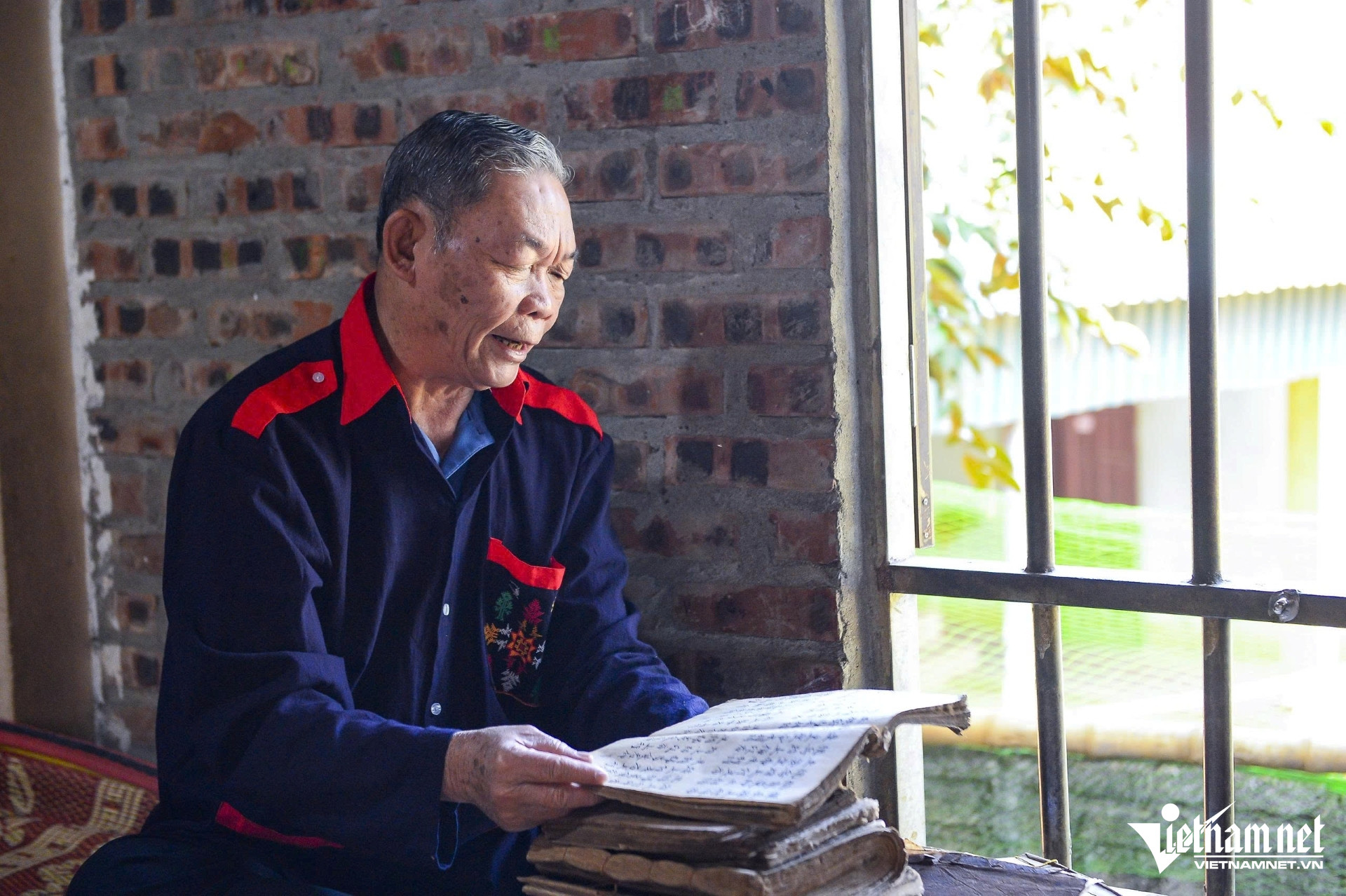 W-a3Người nặng lòng giữ chữ Nôm.jpg