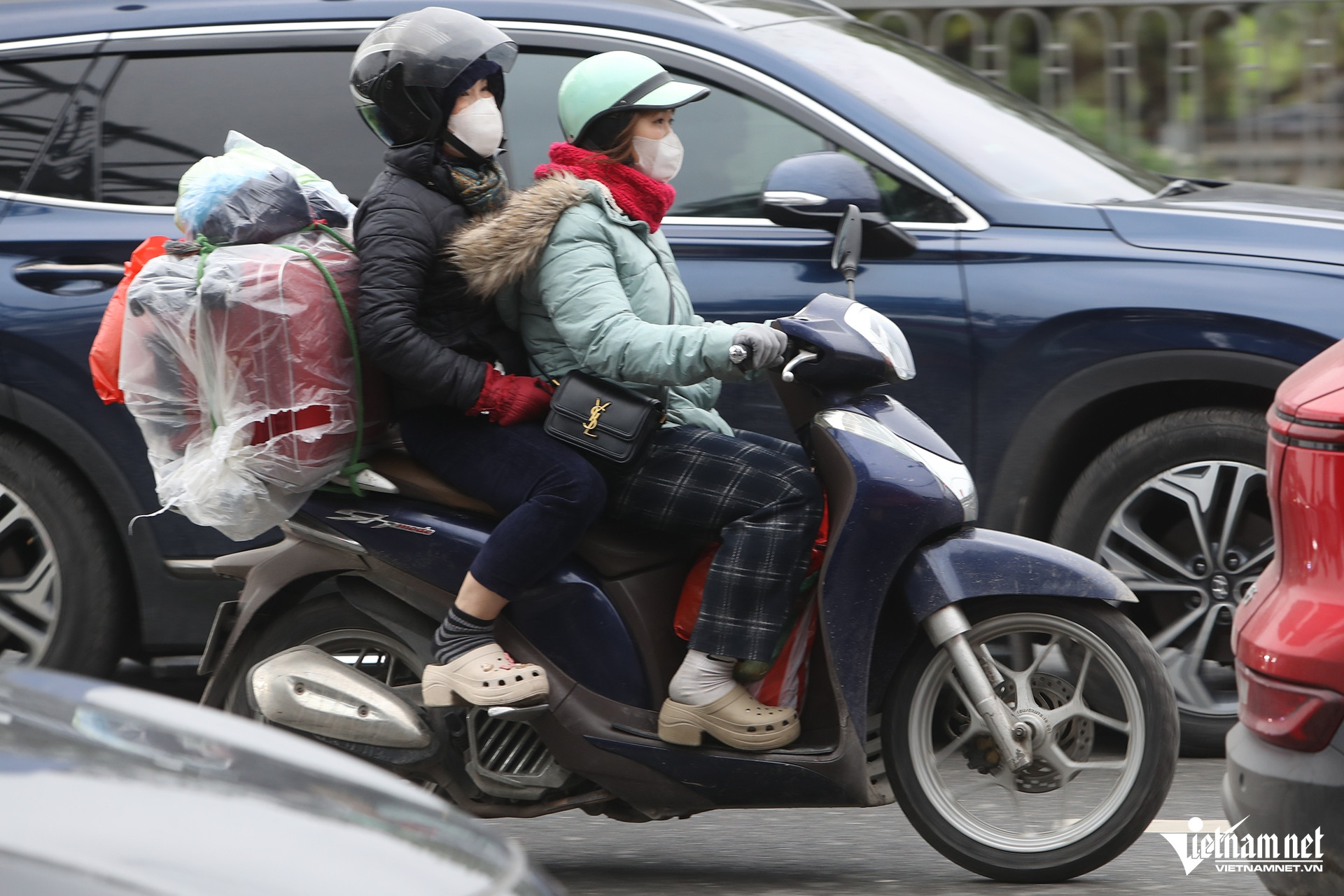 Mưa lất phất, dòng người lỉnh kỉnh hành lý ùn ùn trở lại Hà Nội ngày cuối nghỉ Tết