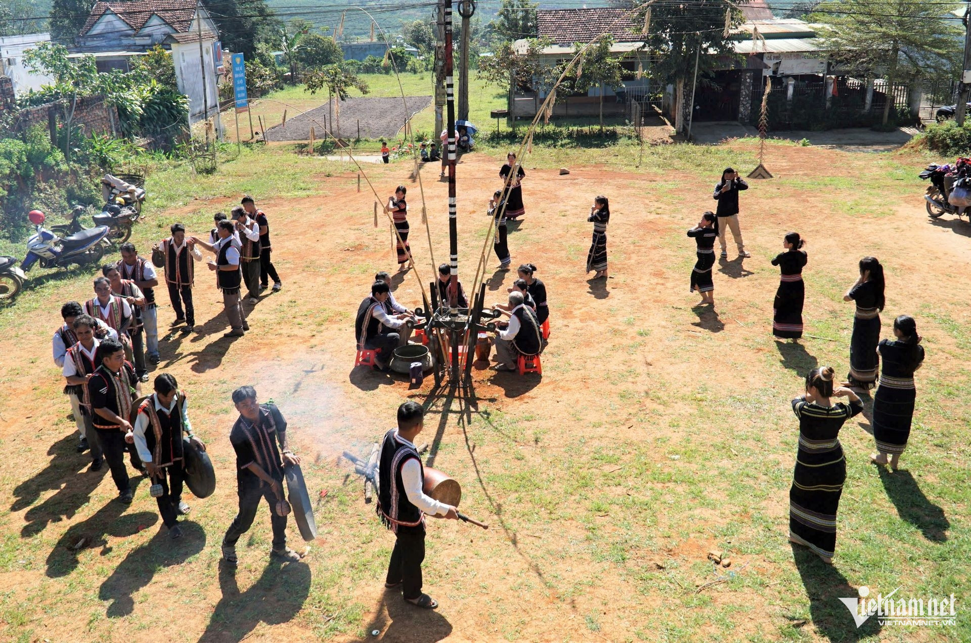 W-Tiếng cồng chiêng vang vọng giữa sân nhà rông tạo nên không khí Xuân tràn đầy sức sống ở làng Đăk Kơ Đêm. (Ảnh: Ngọc Chí).jpg