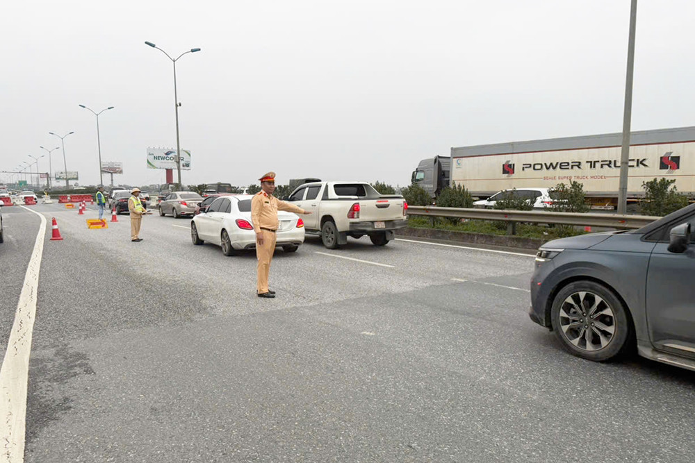Ùn tắc cao tốc Pháp Vân - Mai Sơn, CSGT phân luồng cho xe đi ngược chiều về Hà Nội