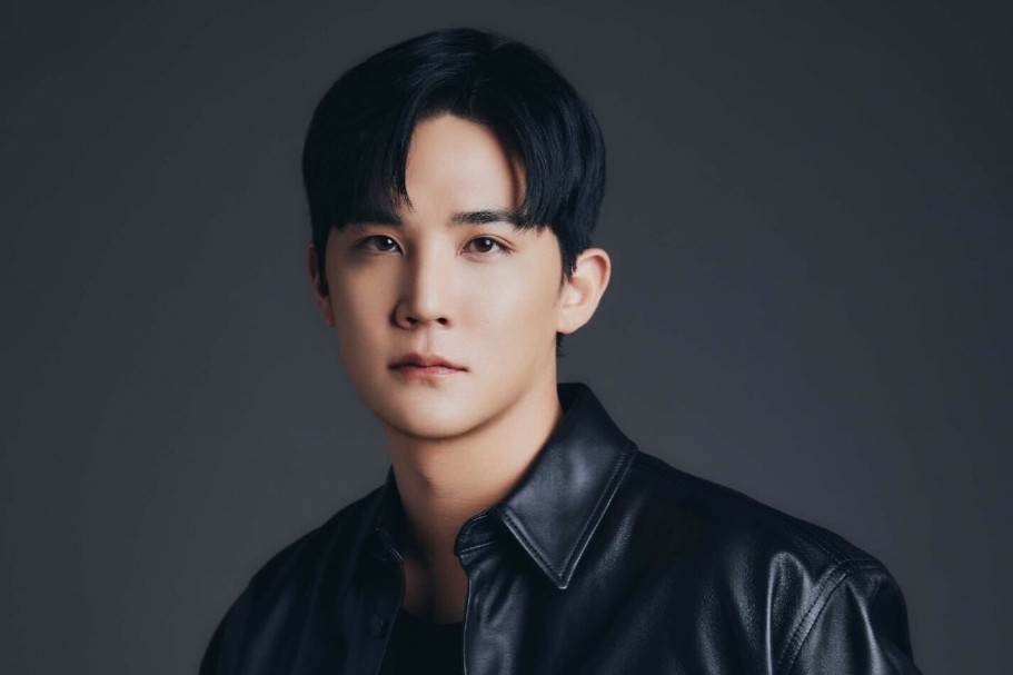 Bắt khẩn cấp nam ca sĩ 40 tuổi khi đang lưu diễn