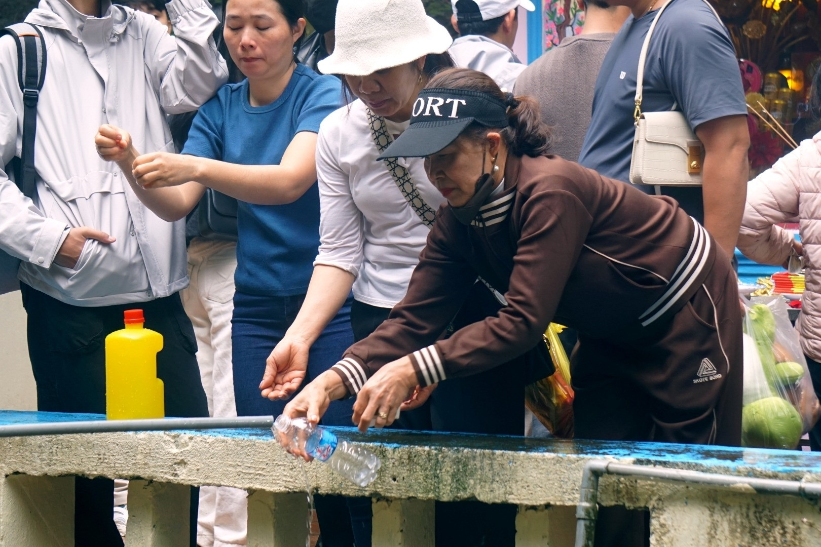 Chen nhau xin nước lấy lộc đầu năm ở đền Phủ Na