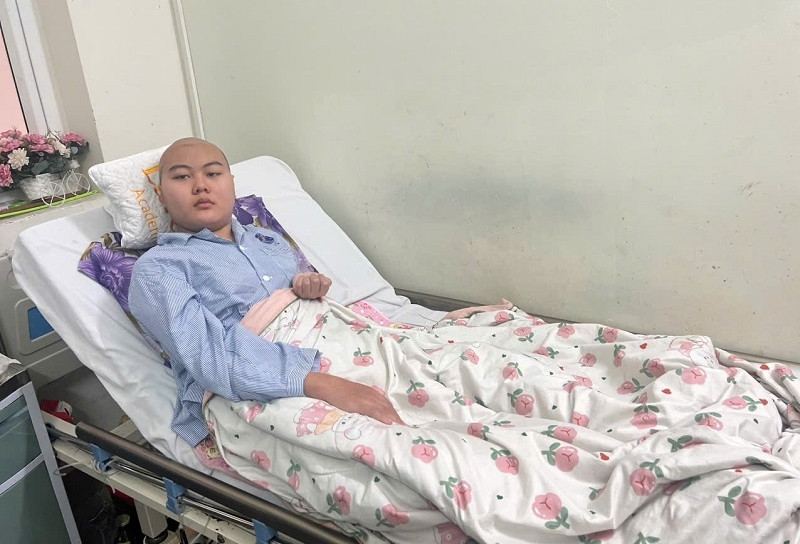 Chồng mất, con gái 14 tuổi mắc ung thư não, mẹ nghèo nghẹn ngào cầu cứu