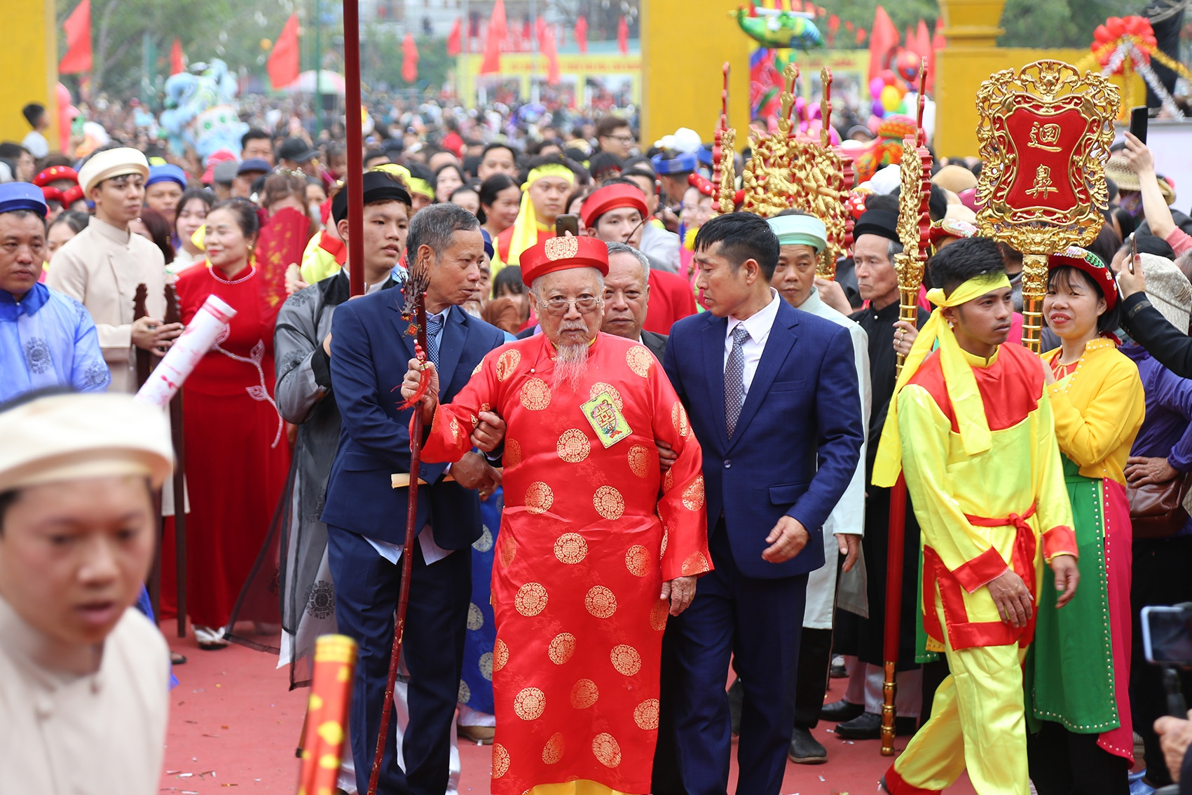 Con rể ở Quảng Ninh dựng quán trạm, rước bố vợ 80–100 tuổi lên miếu báo công