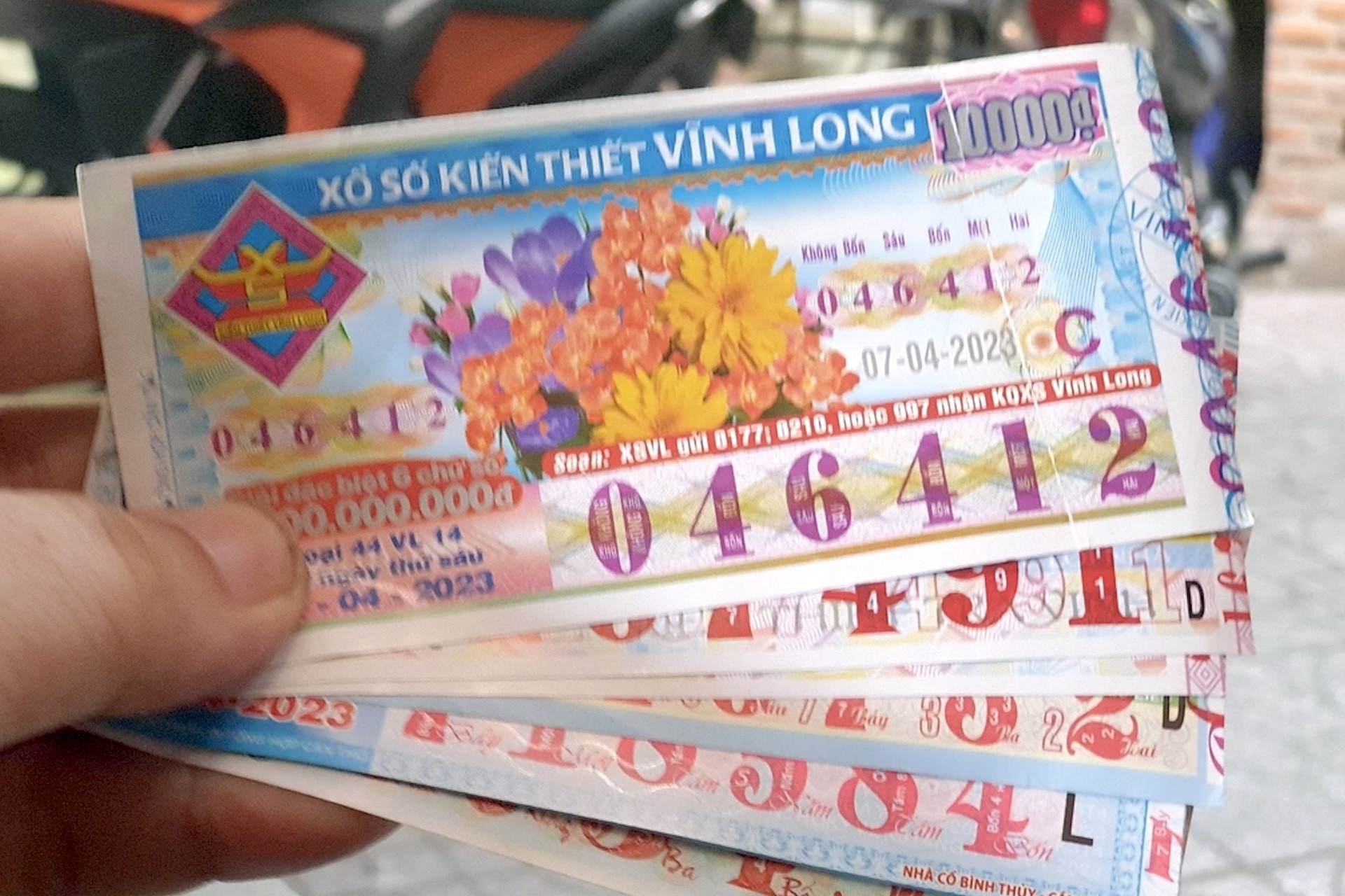 Hứa chia vé số trúng 2 tỷ, chủ xưởng bị công nhân kiện ra tòa