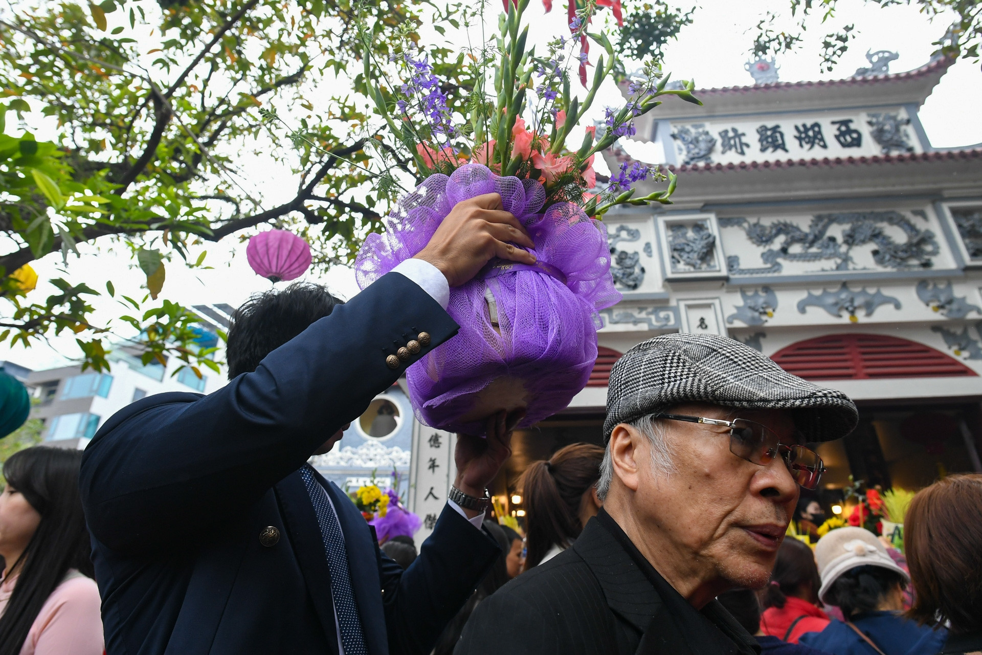 Dân văn phòng đổ xô tới phủ Tây Hồ cầu may ngày đầu đi làm sau Tết