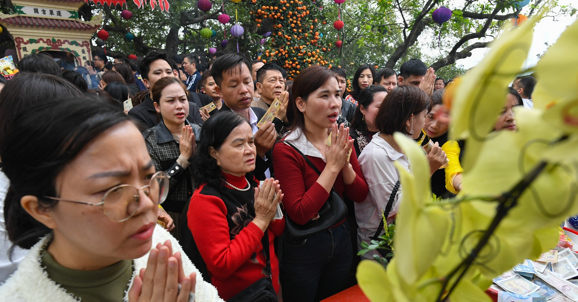 Dân văn phòng đổ xô tới phủ Tây Hồ cầu may ngày đầu đi làm sau Tết
