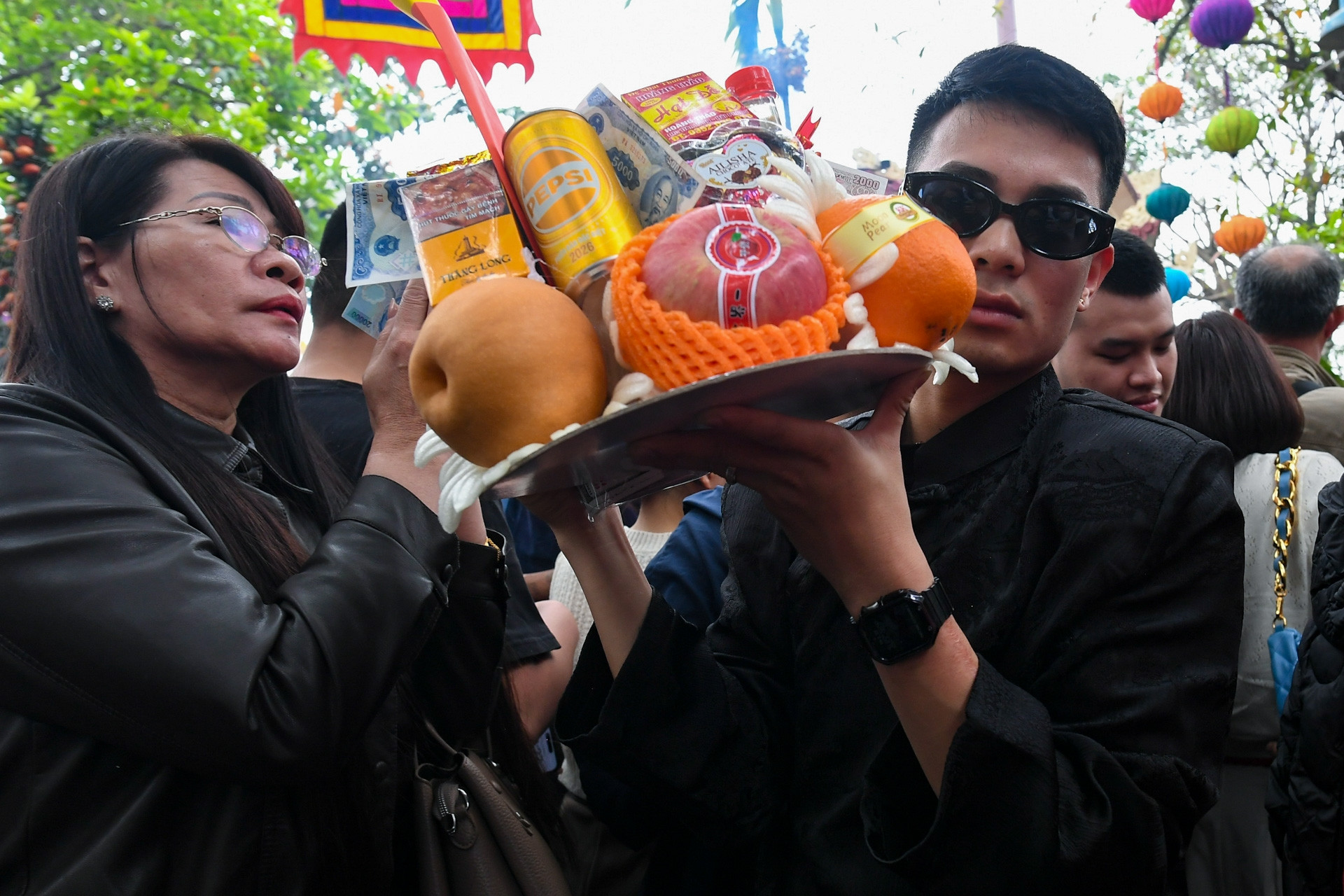 Dân văn phòng đổ xô tới phủ Tây Hồ cầu may ngày đầu đi làm sau Tết