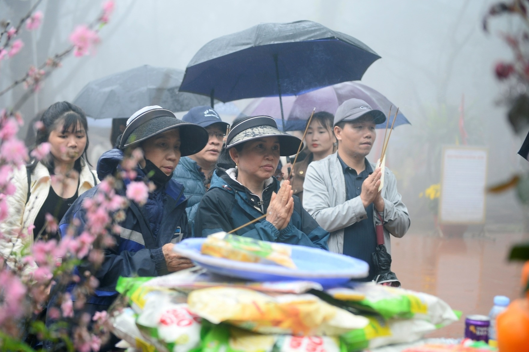 Du khách đi quanh 'huyệt đạo' linh thiêng trên đỉnh núi Nưa để cầu an