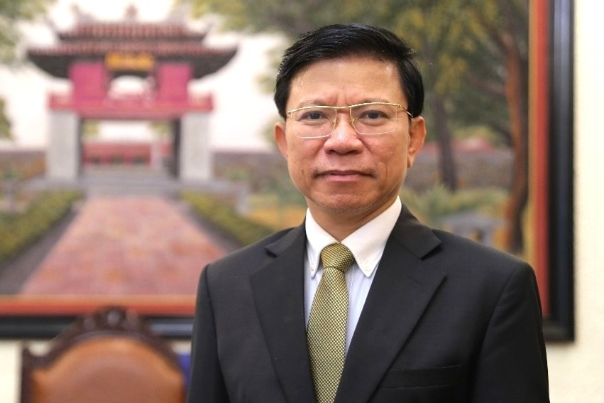 Giáo sư Hoàng Anh Tuấn được trao tặng Huân chương Cành cọ Hàn lâm