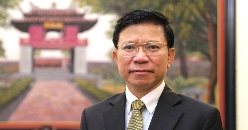 Giáo sư Hoàng Anh Tuấn được trao tặng Huân chương Cành cọ Hàn lâm