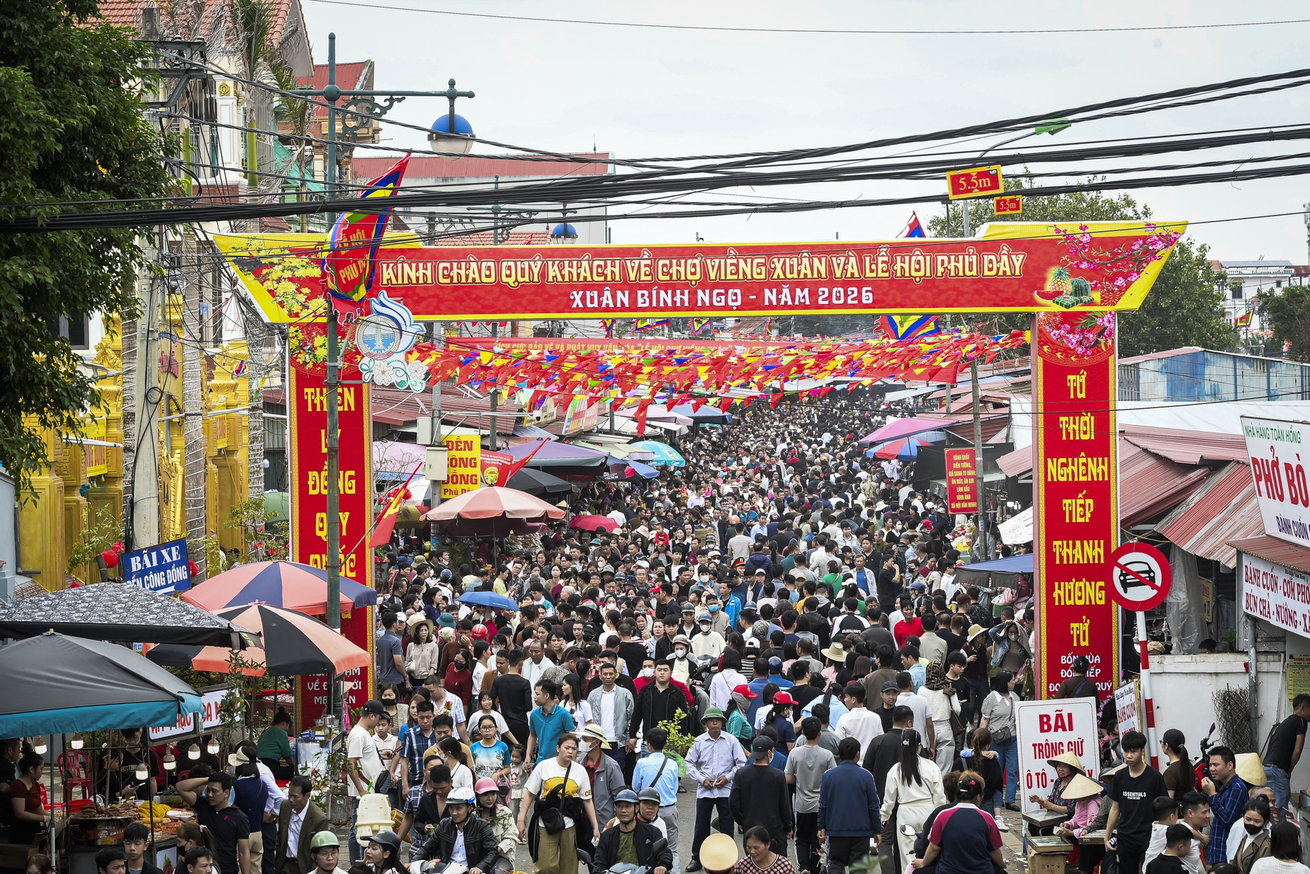 Hàng vạn người đổ về chợ Viềng mua bán cầu may