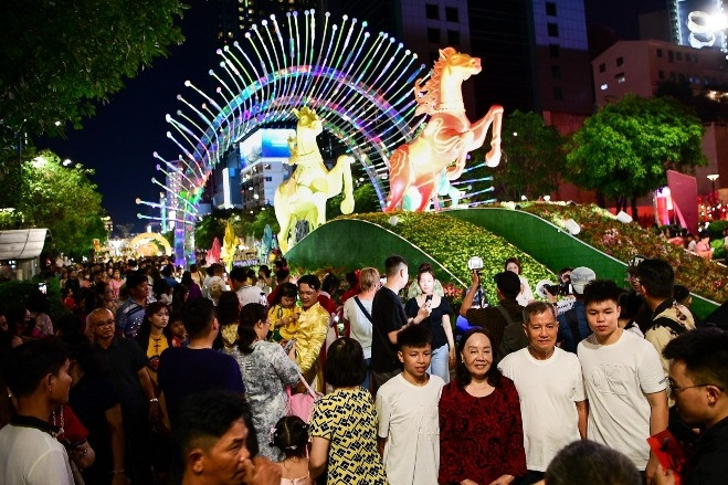  Hơn 2,3 triệu lượt khách 'đổ bộ' metro và đường hoa Nguyễn Huệ dịp Tết Bính Ngọ 
