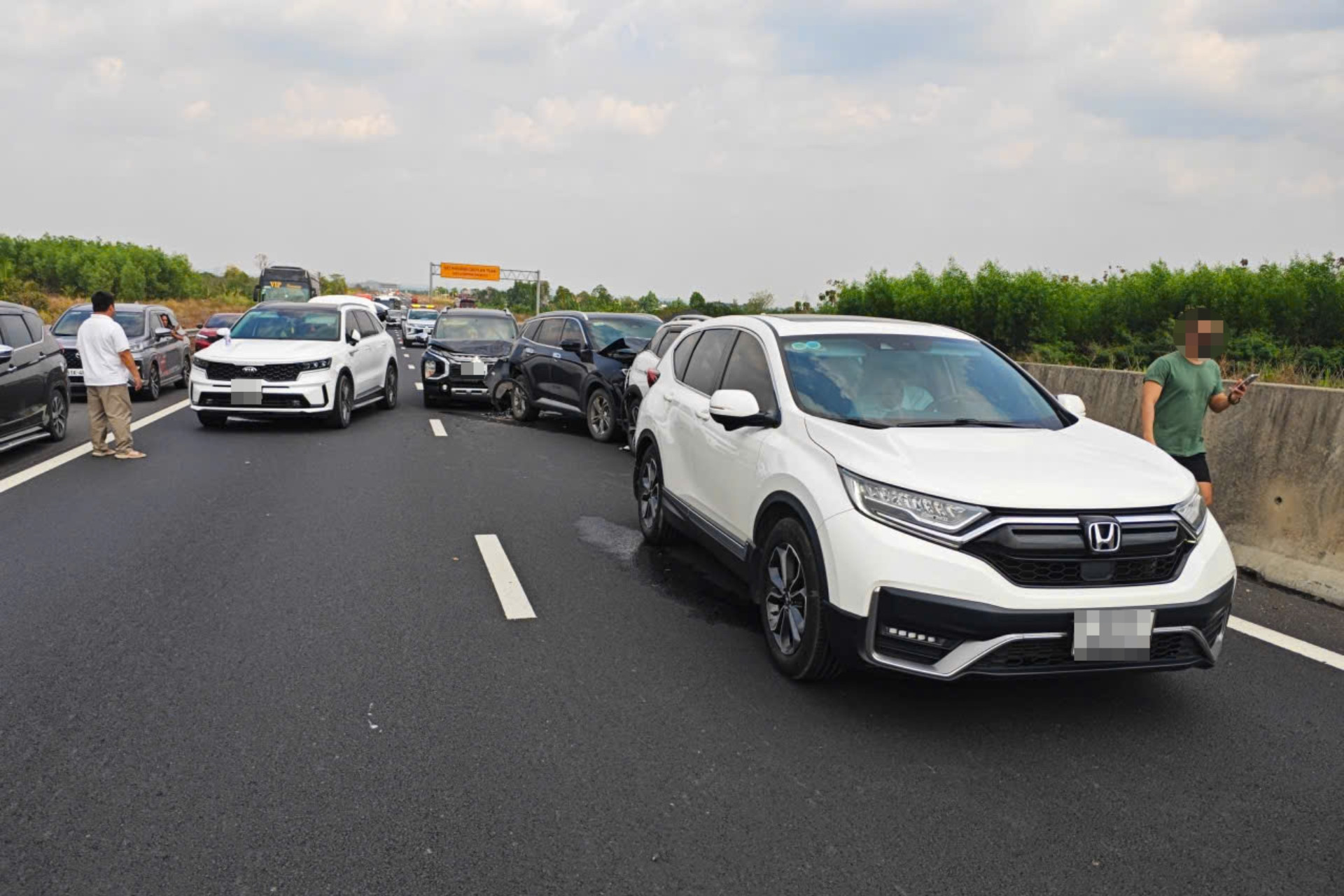 Liên tiếp 3 vụ tai nạn trên cao tốc qua Đồng Nai, ùn tắc kéo dài hàng km