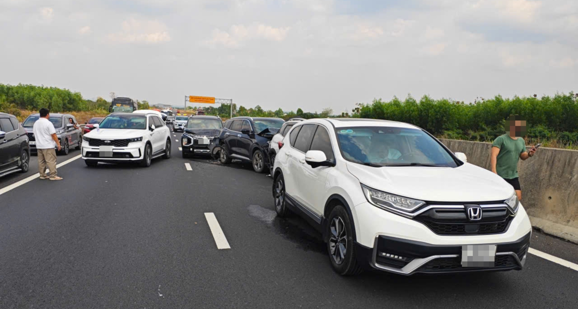 Liên tiếp 3 vụ tai nạn trên cao tốc qua Đồng Nai, ùn tắc kéo dài hàng km