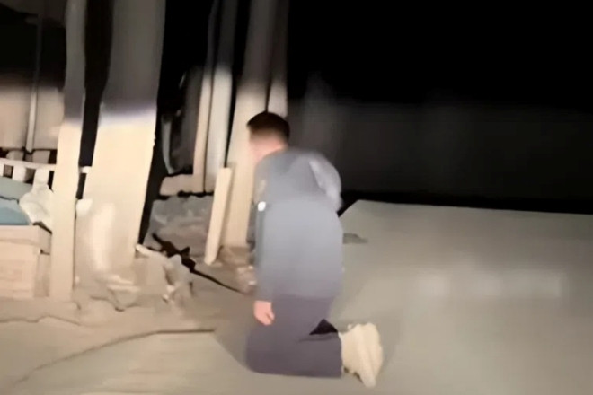 Người đàn ông quỳ lạy trước cửa nhà ân nhân dịp năm mới