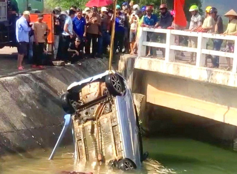 Ô tô lao xuống kênh 1.jpg