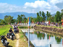 Ô tô lao xuống kênh 2.jpg