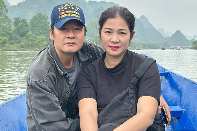 Phan Hiển 'nịnh' vợ hơn 11 tuổi, Võ Hoài Nam tình tứ bên vợ kém 12 tuổi