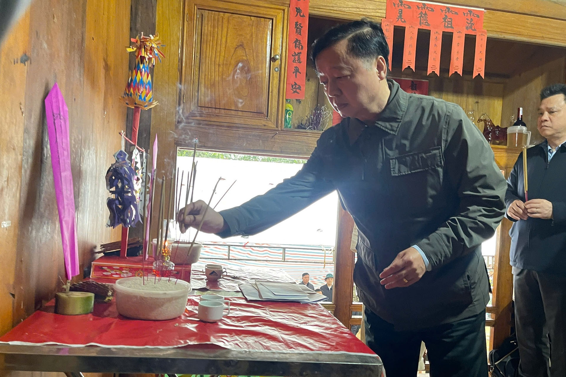  Phó Thủ tướng thăm hỏi gia đình các nạn nhân vụ chìm tàu trên hồ Thác Bà 