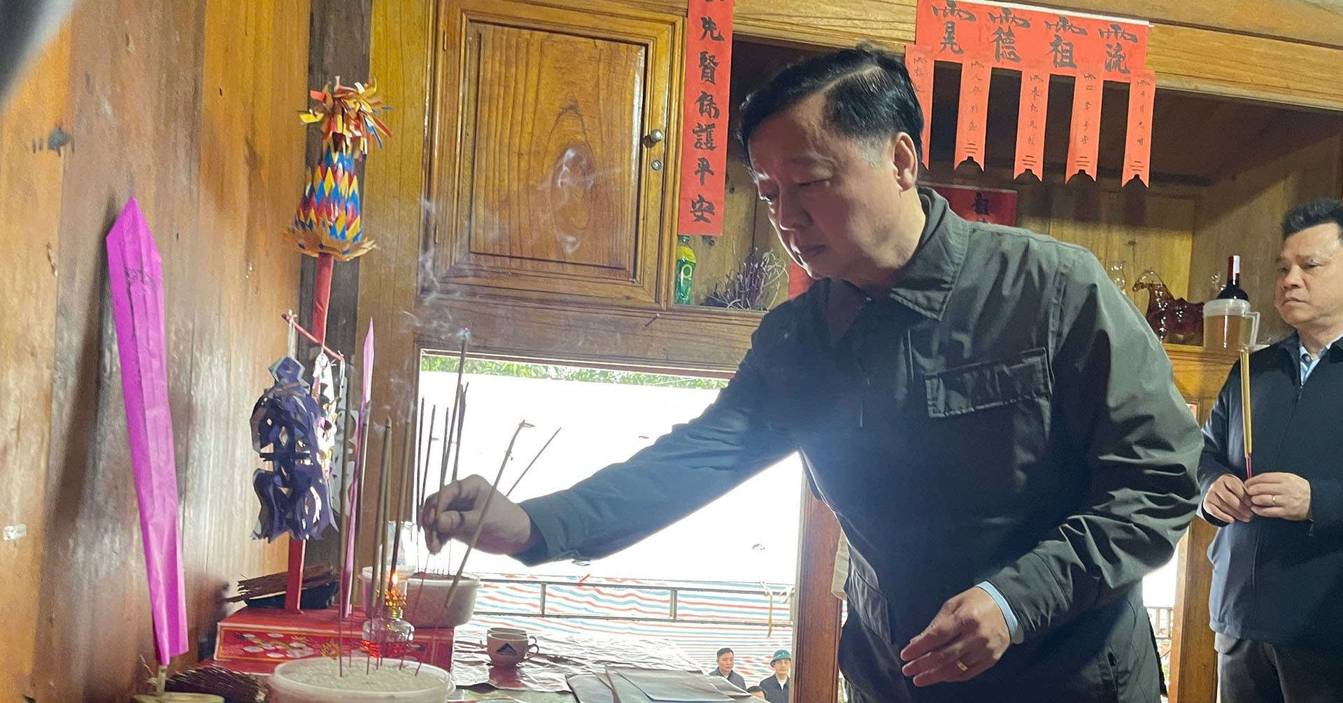 Phó Thủ tướng thăm hỏi gia đình các nạn nhân vụ chìm tàu trên hồ Thác Bà