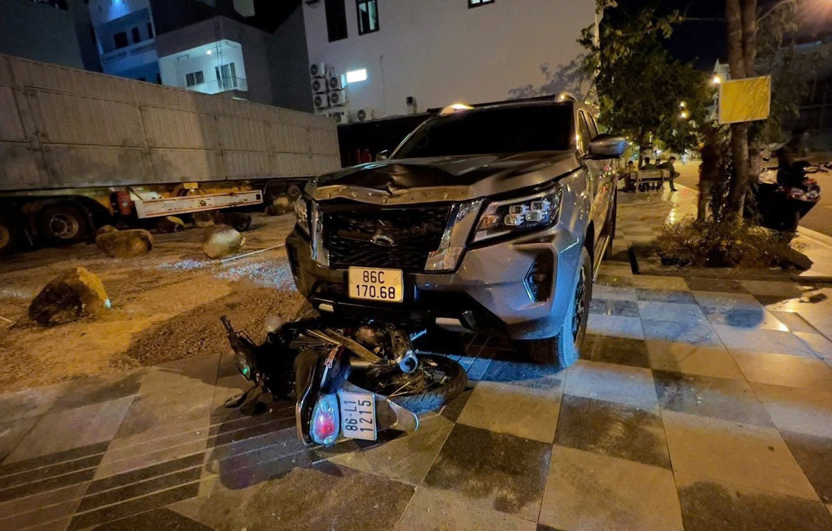 Tạm giữ khẩn cấp tài xế ô tô bán tải kéo lê xe máy gần 1km làm 1 người tử vong.jpg