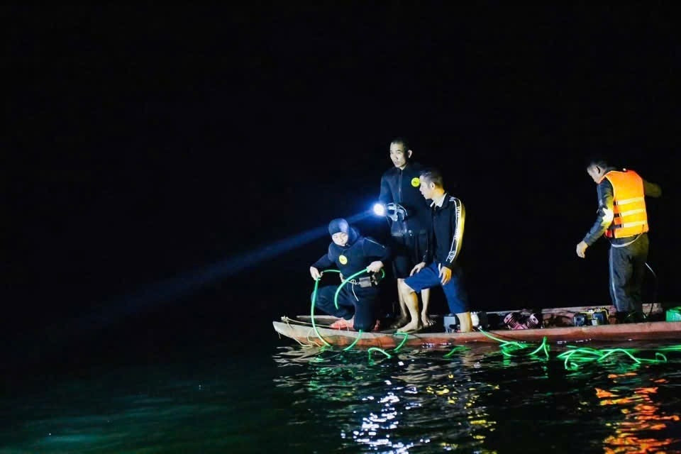 Thủ tướng yêu cầu điều tra vụ chìm tàu làm 6 người chết trên hồ Thác Bà