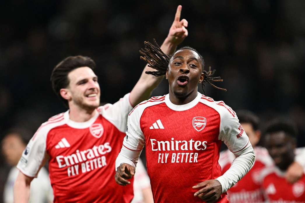 Arsenal vùi dập Tottenham nhờ hàng công thăng hoa