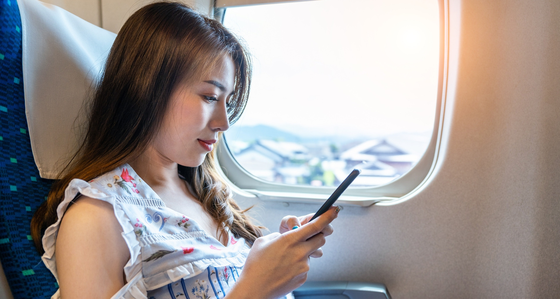 Vì sao không nên mặc áo croptop, quần đùi, quần tất khi đi máy bay?