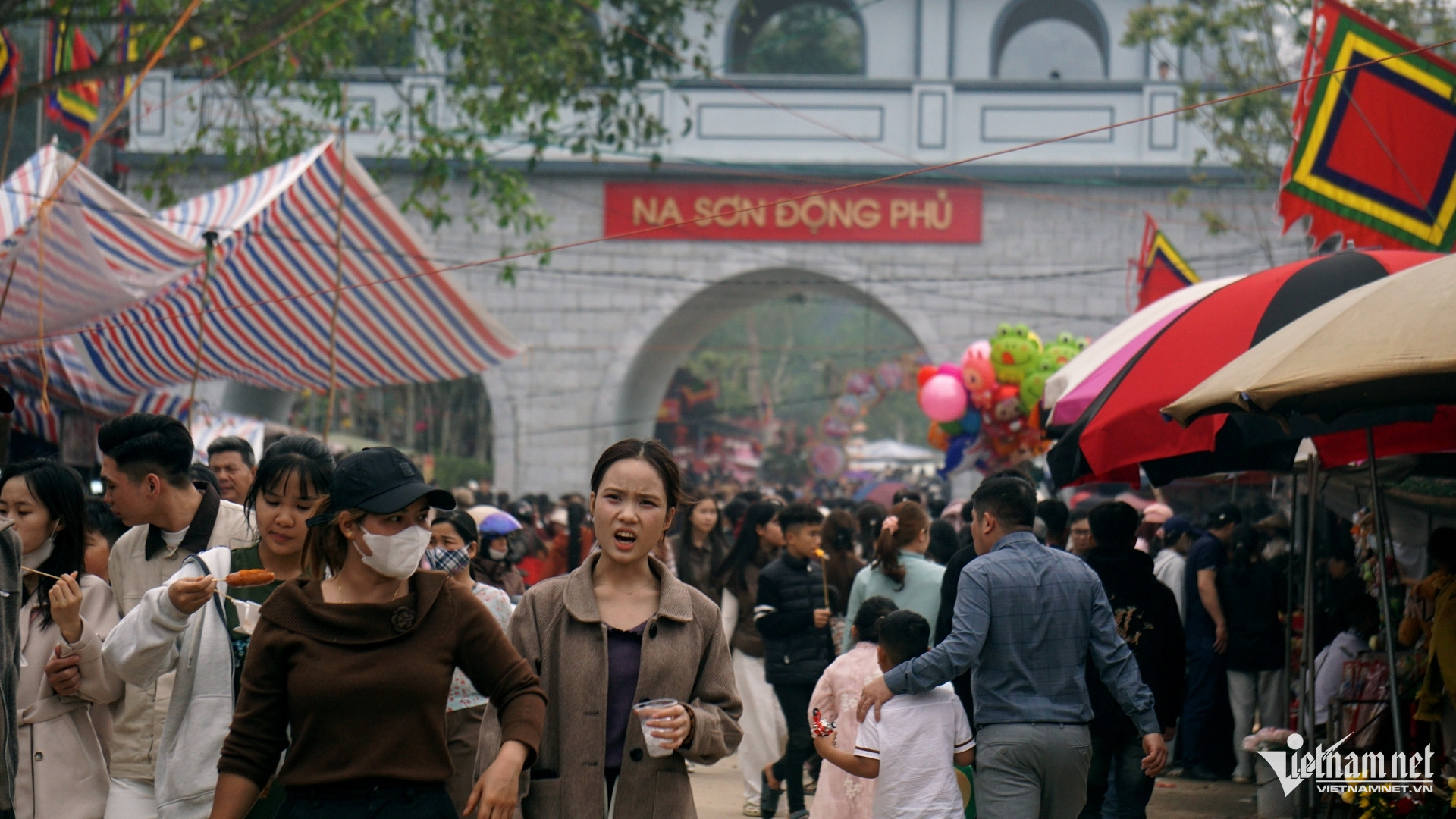 W-a1Chen nhau xin nước lấy lộc đầu năm.JPG.jpg