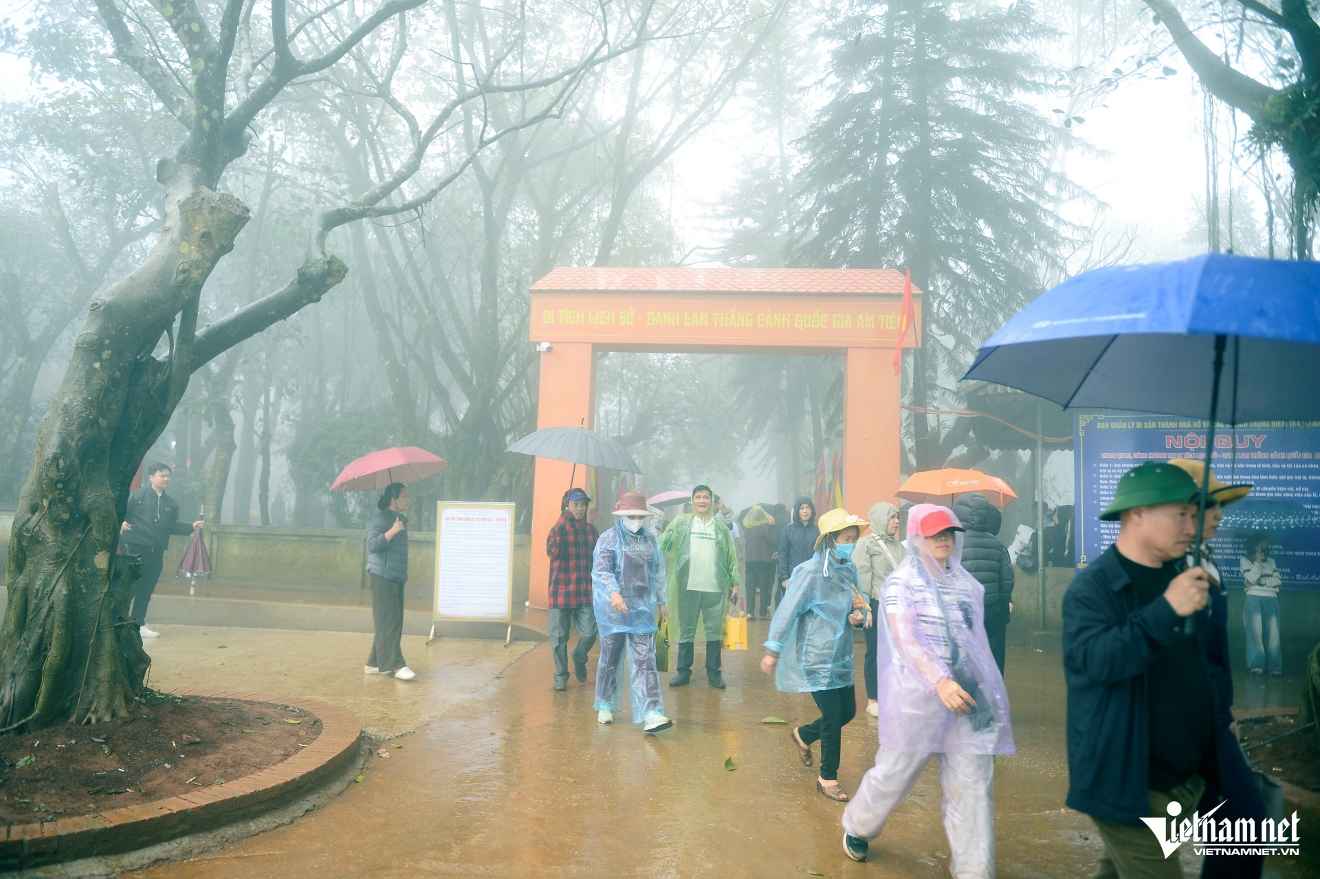 W-a1Đi quanh huyệt đạo ở Khu di tích Am Tiên.JPG.jpg