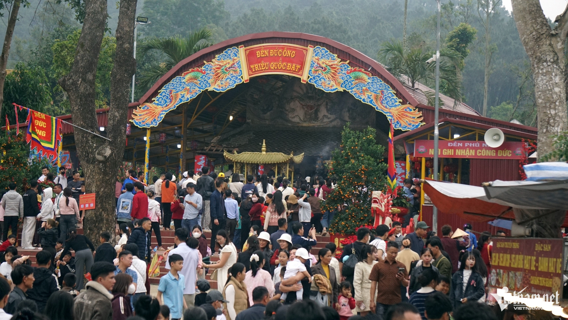 W-a2Chen nhau xin nước lấy lộc đầu năm.JPG.jpg