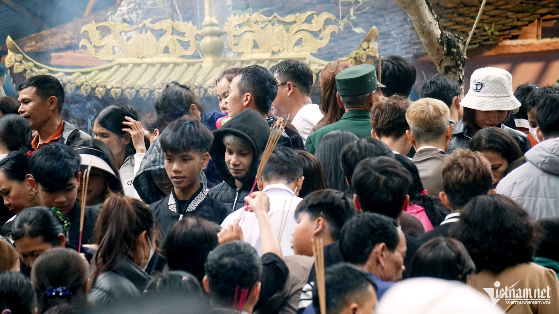 W-a3Chen nhau xin nước lấy lộc đầu năm.JPG.jpg