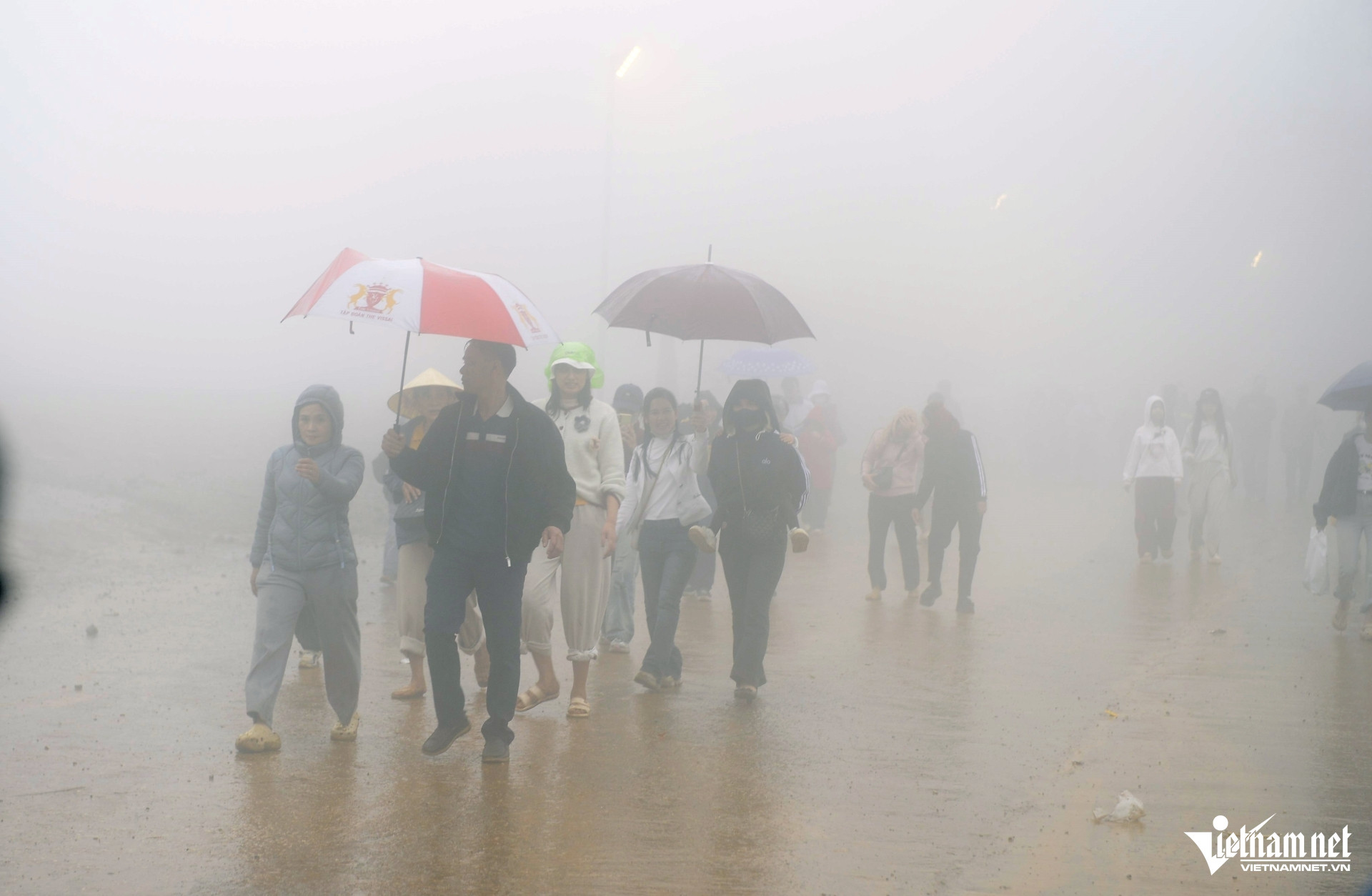 W-a3Đi quanh huyệt đạo ở Khu di tích Am Tiên.JPG.jpg