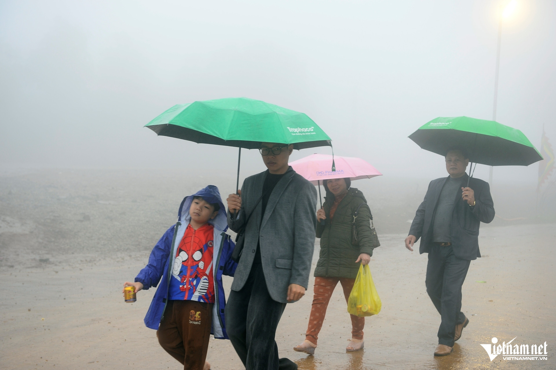 W-a4Đi quanh huyệt đạo ở Khu di tích Am Tiên.JPG.jpg