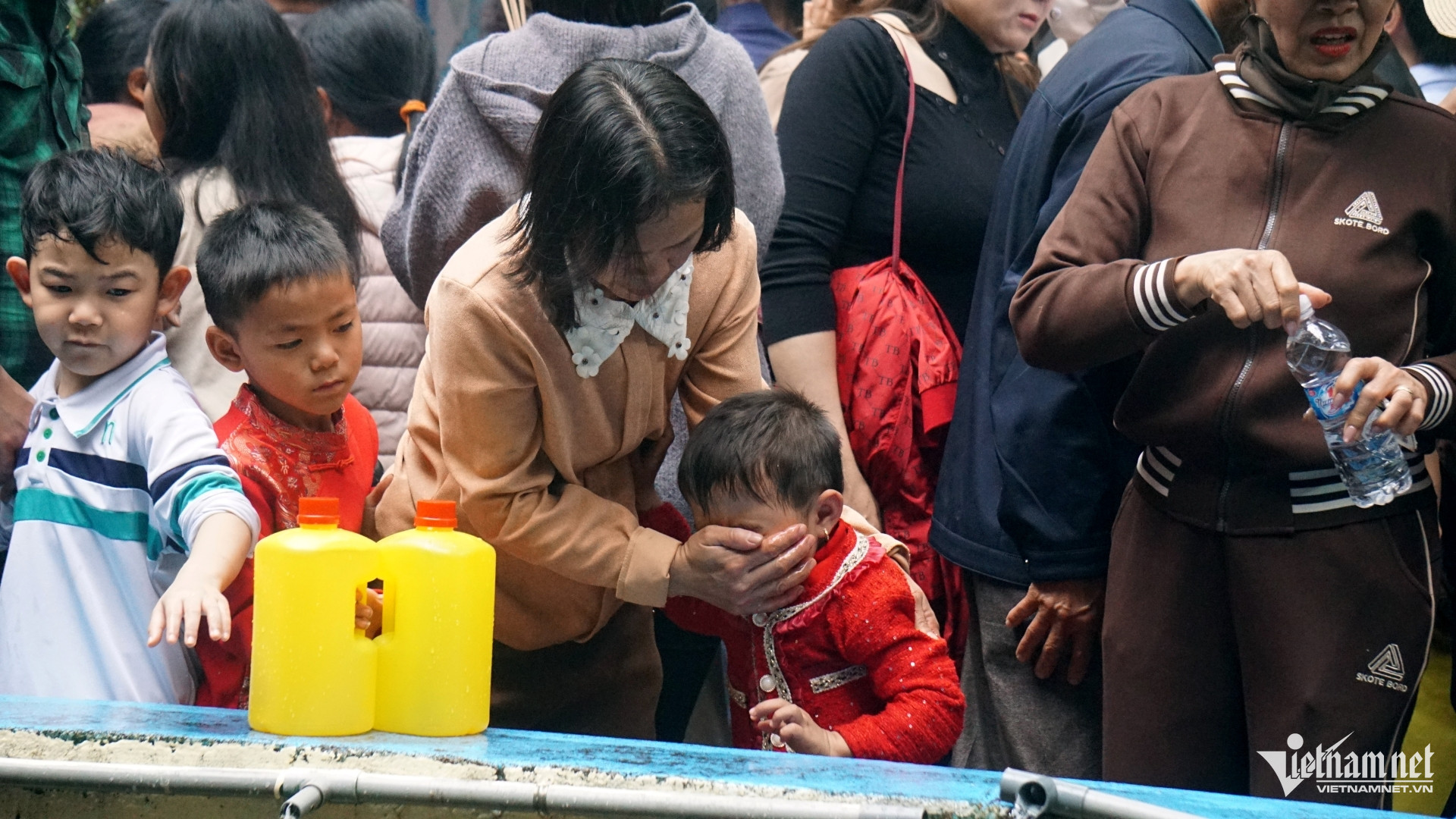 W-a5Chen nhau xin nước lấy lộc đầu năm.JPG.jpg