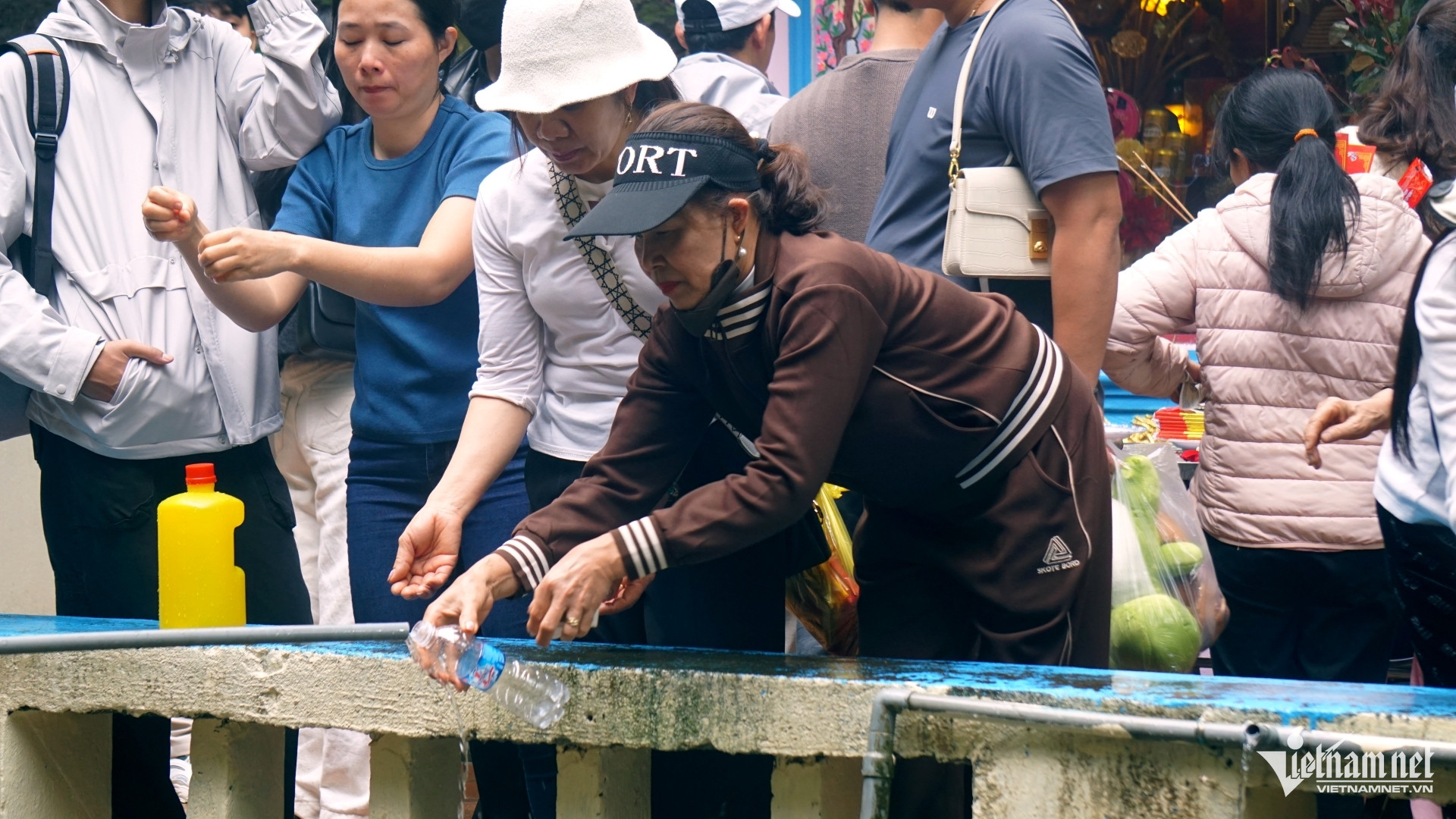 W-a6Chen nhau xin nước lấy lộc đầu năm.JPG.jpg