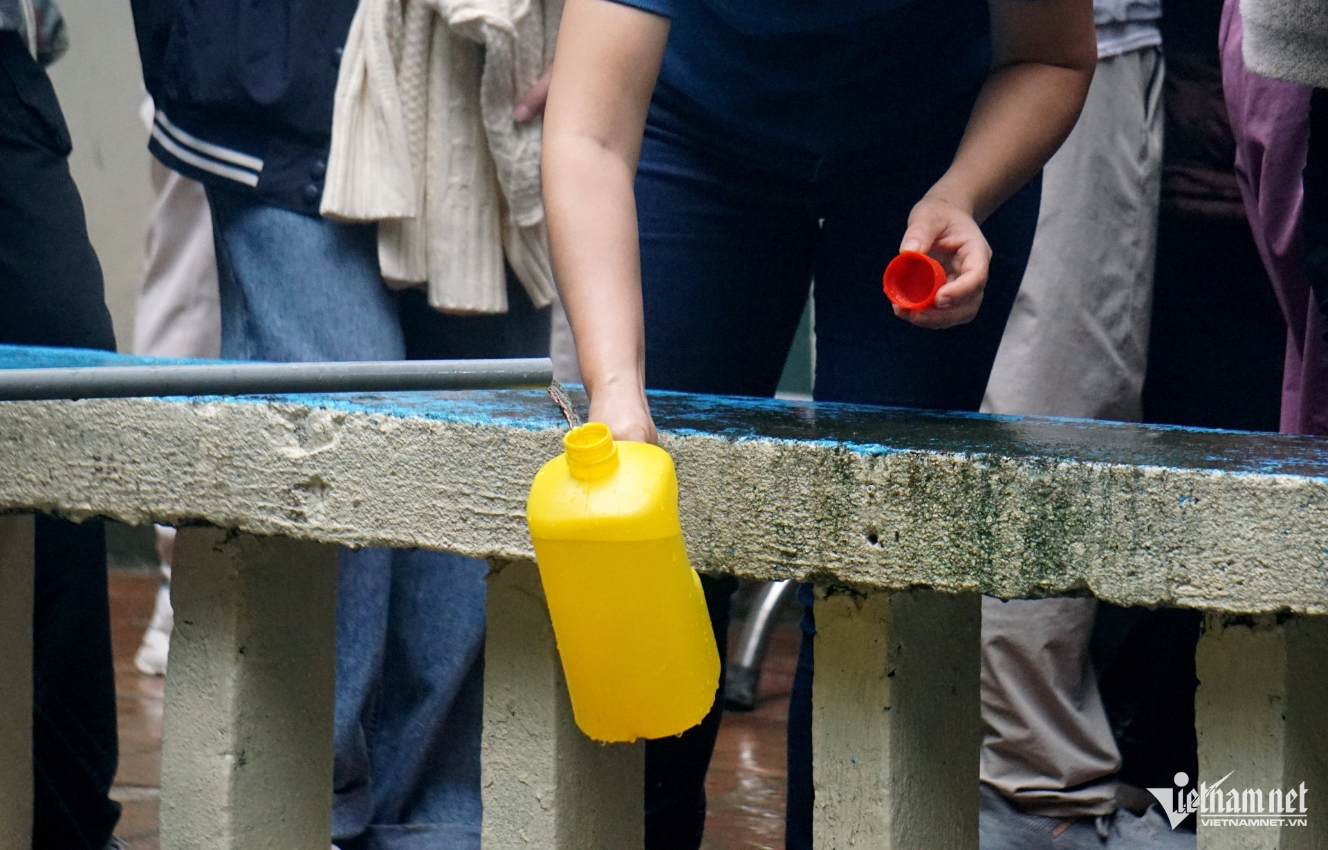 W-a7Chen nhau xin nước lấy lộc đầu năm.JPG.jpg