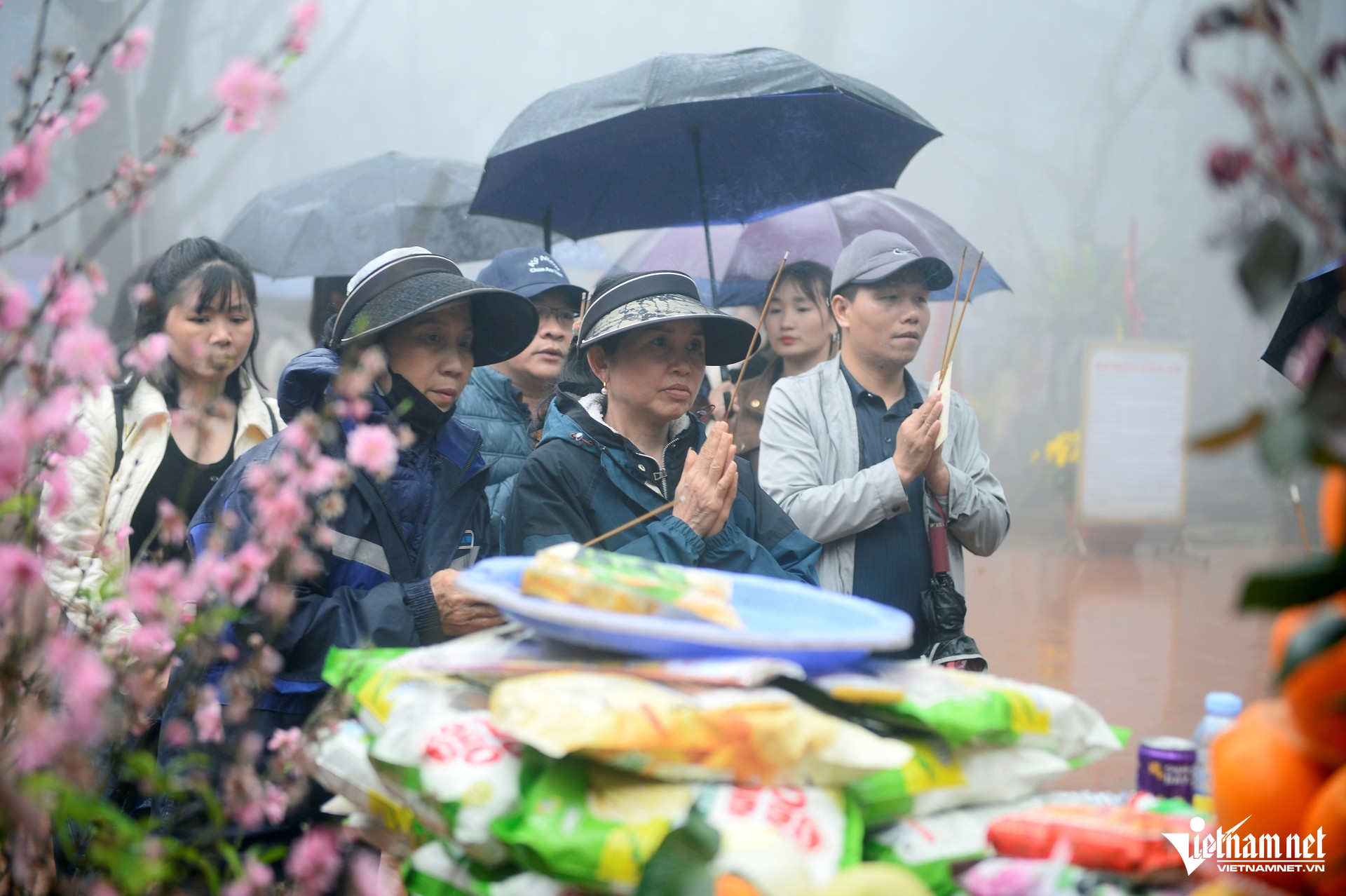 W-a7Đi quanh huyệt đạo ở Khu di tích Am Tiên.JPG.jpg