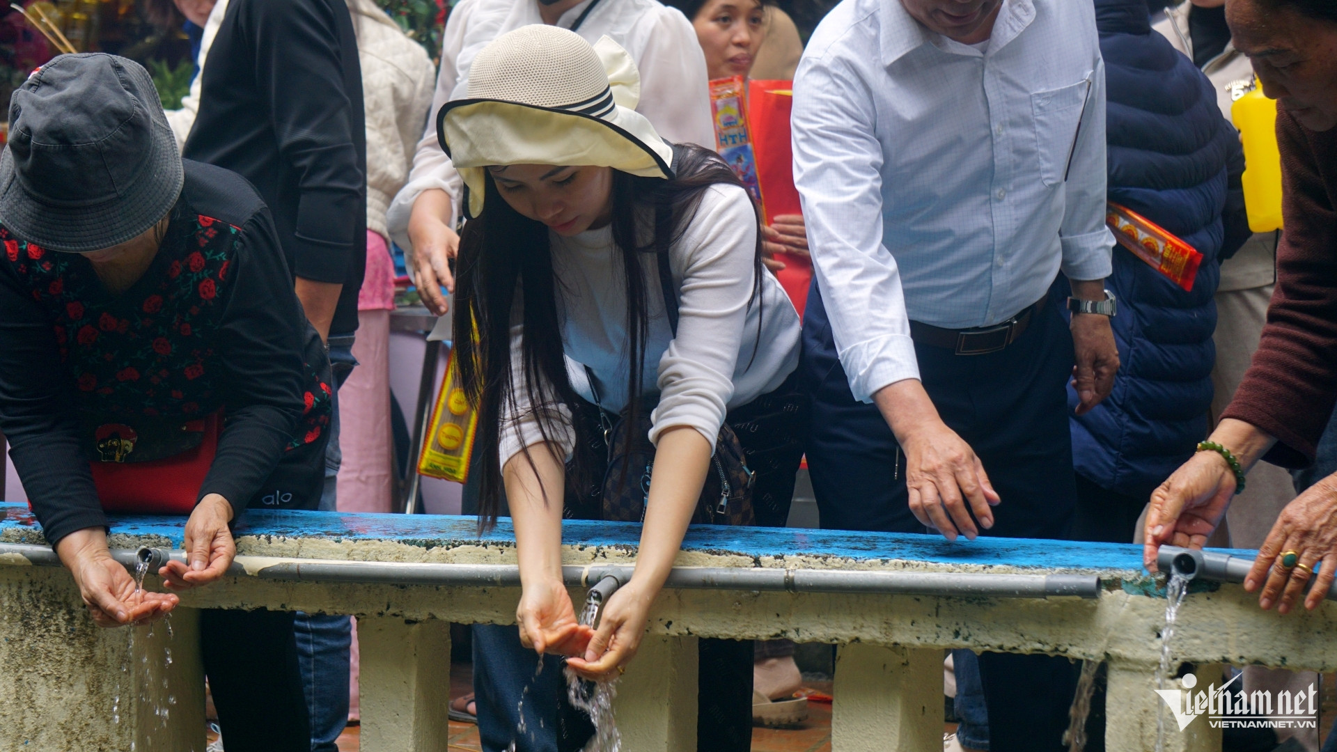 W-a8Chen nhau xin nước lấy lộc đầu năm.JPG.jpg