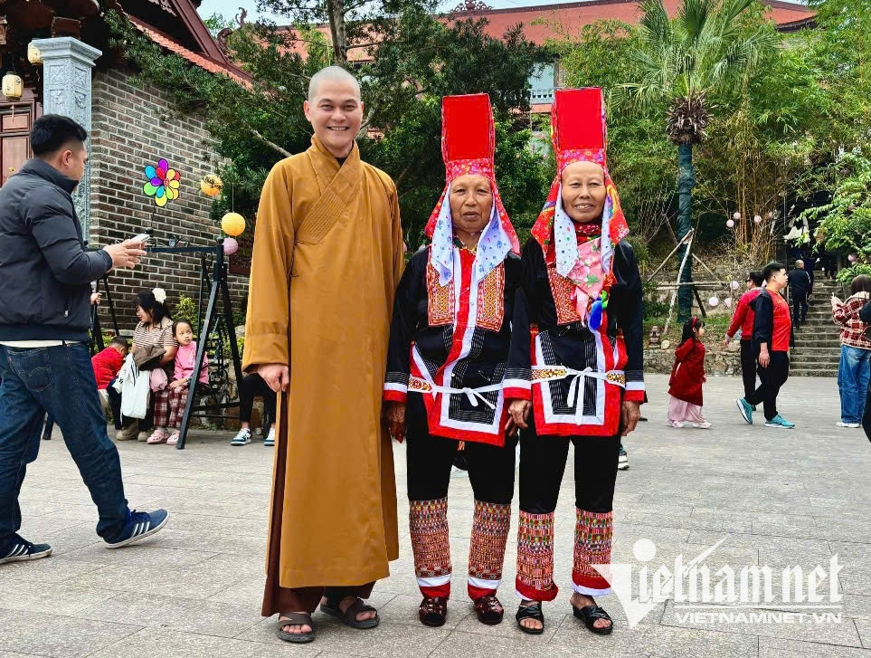 W-Đại đức Thích Khai Bản, trụ trì chùa Sâu rất gần gũi với bà con vùng cao nơi đây.jpg