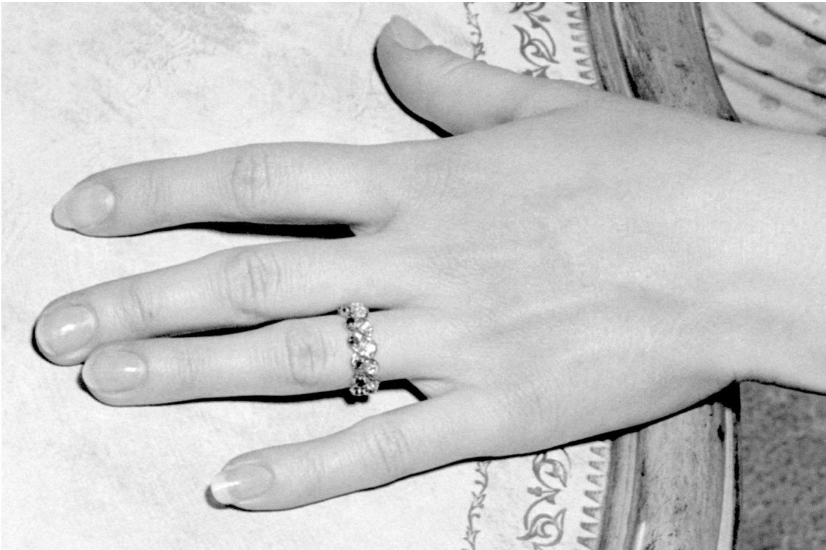 Ý nghĩa ẩn giấu đằng sau những trang sức hoàng gia