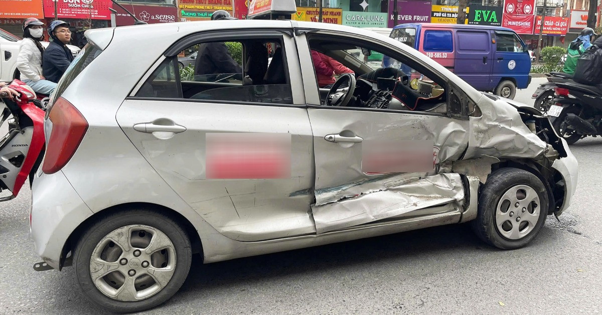Truy tìm tài xế ô tô tông xe khác trên phố ở Hà Nội rồi bỏ chạy