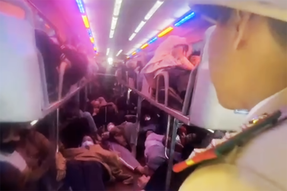 Hình ảnh bên trong ô tô 21 chỗ 'nhồi' 79 người, bị phạt 225 triệu đồng