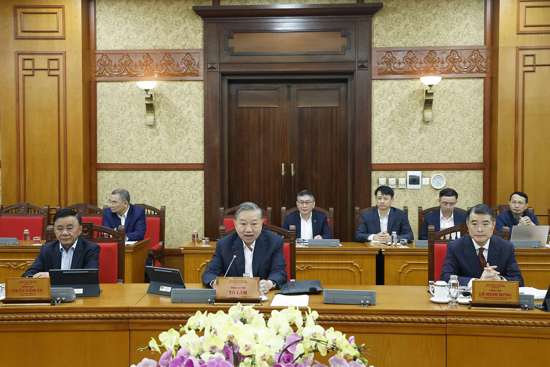  Ban Bí thư: Khẩn trương chuẩn bị nội dung trình hội nghị Trung ương 2 